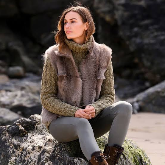 Why settle for one look when you can have two? 🤎 This reversible Toscana shearling  jacket offers two distinct ways to wear it—switch sides to transform your  look while enjoying the warmth