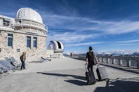 Les observations aux télescopes se font à quelques centaines de mètres de l'observatoire. Au Pic Du Midi La Tete Dans Les Etoiles Cnrs Le Journal