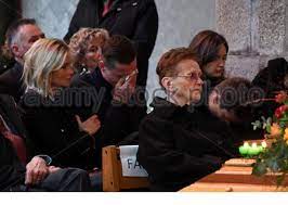 Prezentacja zespołów przed tour de france zwykle jest okazją dla sponsorów zespołów do zareklamowania lub przedstawienia nowych produktów czy marek. Der Verstorbene Radfahrer Raymond Poulidor S Enkel Der Niederlandische Radfahrer Mathieu Van Der Poel C Flankiert Von Seiner Freundin Porsche Belgiens Assistentin Roxanne Bertels Reagiert Als Er Hinter Pulidors Witwe Gisele Poulidor Wahrend