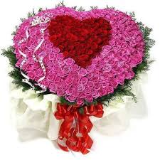 Consegnate a mano in un unico mazzo confezionato con tessuto o. Composizione A Forma Di Cuore Di 200 Rose Rosse E Rosa