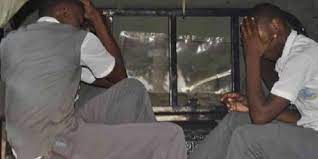 16 chansons pour faire l'amour. Kenya Il Tue L Amant De Sa Mere Apres Les Avoir Surpris En Train De Faire L Amour