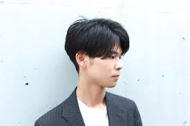 注目俳優 磯村勇斗 おしゃれ雰囲気漂う 磯村ヘアで髪型もイケメンに bangs バングス メンズ ヘアスタイル スタイリスト 人気のヘアスタイル