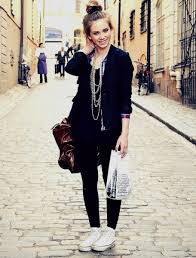 Des chaussures classiques vert foncé, bleu marine ou grises seront également appropriées. On Peut Porter Des Converses Tout En Restant Elegante Xx Rock N Chic Xx