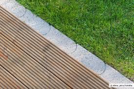 Die wohl bekanntesten rasenkantensteine sind die sogenannten rabatten, welche aus grauem oder rötlichen beton hergestellt werden und senkrecht an der rasenkante. Rasenkantensteine Setzen Mit Und Ohne Beton Verlegen Anleitung