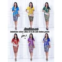 Coba anda lihat beberapa gambar dibawah, model baju batik yang disajikan lebih menonjolkan pada gradasi warna pada kain batik tersebut terutama pada model. Daftar Harga Model Baju Batik Modern Bulan Juli 2021