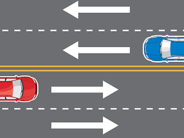 Línea central amarilla continua en una carretera interurbana, mostrando la función de prohibición de adelantamiento