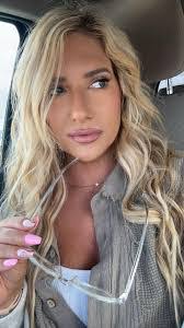 Laura Craycraft's Instagram, Twitter & Facebook