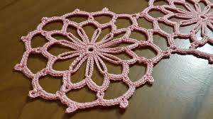 Tigisi Orgu Runner Masa Ortusu Modeli Yapimi Crochet Runner Youtube Bohem Tig Desenleri Tig Motifleri Orgu