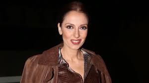 Η ματθίλδη μαγγίρα μεταμφιέζεται σε αλέξια και ερμηνεύει το τραγούδι ελα μια νύχτα. Mat8ildh Maggira Enw Antedrasa Kai 8ymwsa H Koinwnia Den Ekane Tipota Xairomai Poy Anoi3an Ta Stomata Iciao