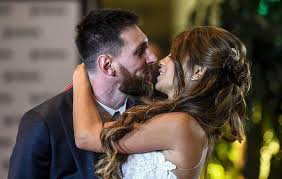 يجعل ليونيل ميسي أفضل المدافعين يبدون كالحمقى أمامه، كما تذكرنا طريقته في المراوغة باللاعبين الكبار أمثال دييجو مارادونا، كما أن قدرته على الاحتفاظ بالكرة قريبة من جسمه. Ø¨Ø§Ù„ØµÙˆØ± Ø²ÙˆØ§Ø¬ Ù„ÙŠÙˆÙ†ÙŠÙ„ Ù…ÙŠØ³ÙŠ ÙˆØ£Ù†ØªÙˆÙ†ÙŠÙ„Ø§ Ø±ÙˆÙƒÙˆØ²Ùˆ ÙÙŠ Ø­ÙÙ„ Ø¶Ø®Ù… Ø¨Ø­Ø¶ÙˆØ± Ø£Ù„Ù…Ø¹ Ø§Ù„Ù†Ø¬ÙˆÙ… Ù…Ø¬Ù„Ø© Ø³ÙŠØ¯ØªÙŠ