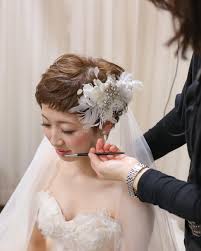 結婚式にベリーショートの簡単アレンジ花嫁お呼ばれの髪型と髪飾りも