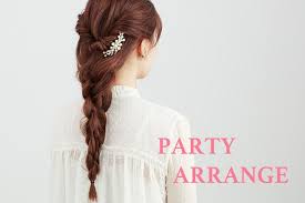 結婚式やパーティーに参加する時 強い巻き髪や後頭部に大きくボリュームを出したハーフアップなどをしていると エルサ 髪型 ヘアピアス 結婚式 お呼ばれ 髪型