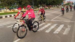 Pantas saja ongkosnya 150ribu… perjalanan jauh apa lagi didalam pesawat memang terkadang membosankan. Bupati Kukar Edi Damansyah Gowes Dari Tenggarong Sampai Kota Bangun Jarak Tempuh Puluhan Kilometer Tribun Kaltim