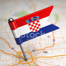 Największa chorwacka flaga pływająca na szczycie góry srđ nad dubrownikiem. Chorwacja Male Flagi Na Tle Zdjecia Ze Zbiorow Freeimages Com