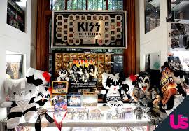 Rocker gene simmons has hiked the price of his beverly hills, california, mansion after a renovation. Gene Simmons Shows Off His Home To Us Weekly