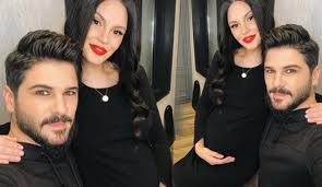Almeda abazi estetiksiz haliyle şaşırttı geçen yıllarda survivor'da da yarışan almeda abazi'nin eski görüntülerinde kemerli burnu ve kilolu hali dikkat çekiyor. Almeda Abazi Nin Bebegi Gorundu Magazin Haberleri