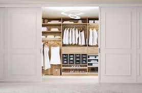 Kleidung Ins Rechte Licht Setzen Bild 10 In 2020 Begehbarer Kleiderschrank Einbauschrank Und Schlafzimmer Schrank