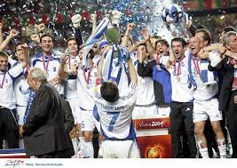 Ψηφιακό αρχείο της ερτ . Euro 2004 16 Xronia Apo Ton 8riambo Ths E8nikhs Spanies Fwto Binteo Apo Thn Bradia Poy Oi Ellhnes Katekthsan Ton Podosfairiko Kosmo Eirinika Gr