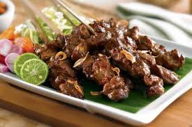 Kalau daging kambing yang anda dapatkan sudah terlanjur dicuci, anda bisa menambahkan taburan garam untuk menetralisir darah yang menyebabkan aroma tak sedap. Tips Agar Olahan Daging Kambing Tak Berbau