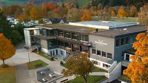 Inside the lakefront property where the us president will push his 'worthy adversary' on cyber attacks, ukraine. Die Anfrage Kam Aus Los Angeles Wie Nawalny Seinen Putin Film In Einem Studio Bei Freiburg Drehte Rt De