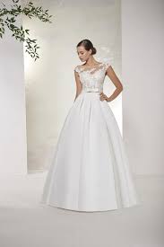 Accédez aux dernières tendances avec notre sélection pour femme, homme et enfant. Empire Du Mariage Robe De Mariee Brazil Coupe Trapeze En Dentelle Satin Duchesse Et Perles Robe De Mariee Robe De Mariage Idees Vestimentaires