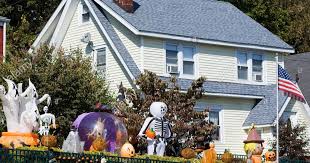 Compare products, read reviews & get the best deals! Image Result For Halloween Decorations Canada Image Result For Halloween Decorations C Halloween Decorations Halloween Tableware Halloween Outdoor Decorations