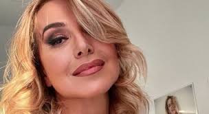Il piccolo influencer è stata intervistato da barbara d'urso e poi ha partecipato al talk sugli influencer. Barbara D Urso L Ospite S Infuria A Pomeriggio 5 Mi Ha Sputato In Faccia Lei Resta Allibita