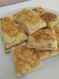 Letakkan bancuhan tepung gandum untuk lekatkan kulit popia. Patutlah 50k Share Memang Sedap Murtabak Telur Kulit Popia Ni Tak Rugi Cuba Pa Ma
