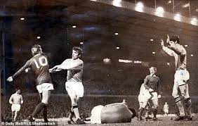 Denis law cbe is a scottish former footballer who played as a forward. League Cup Semi Finals Between Man United And Man City Seldom Disappoint Aktuelle Boulevard Nachrichten Und Fotogalerien Zu Stars Sternchen