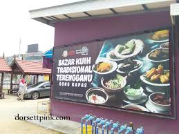 Sebagai contoh, saudaraku sendiri pernah demam akibat makan kuih lapis yang dibeli oleh suaminya. Bazar Kuih Tradisional Terengganu Yang Sangat Famous Dorsett Pink