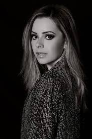 Sandy homenageia Olivia Newton-John com versão de música de 'Grease'