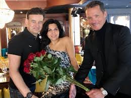 Presentator wilfred genee toonde in een latere aflevering van veronica inside een foto van een demonstrant uit leeuwarden verkleed als zwarte piet die een bord vasthield met de tekst: John De Bever Valt Voor De Vrouw Van Wilfred Genee Weekblad Party