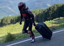 Motogp rider for:@yamahamotogp 2️⃣0️⃣ 2019 motogp rookie of the year 2x spanish cev champion ⭐ ⭐ ⭐ ⭐ ⭐. Tingkah Kocak Fabio Quartararo Jelang Motogp Jerez Lari Lari Di Bukit Pakai Wearpack Gridoto Com