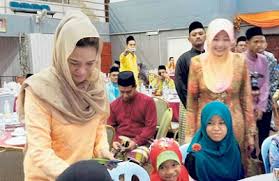 The consort of tengku muda, her highness the cik puan muda of pahang, julita aishah stated, the ceremony was organized accordance to the tengku muda's wish who wanted to show the people of pahang the side of pahang royal customs that never shown to public. Cik Puan Julita Aishah Sekarang