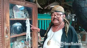 Himbauan hati hati brosur l. Museum Pribadi Warga Tulungagung Koleksi Benda Bernuansa Horor Ada Keranda Mayat Hingga Tali Pocong Halaman All Tribun Madura