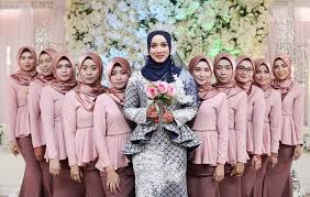 Simak ide bridesmaid dress cantik yang bisa kamu jadikan referensi saat untuk menjadi bridesmaid di pernikahan sahabatmu. Cantiknyaaaa Baju Bridesmaid Diaa Baju Bridesmaid Empire Facebook