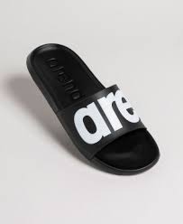 Des vacances surf en été, sans tongs aux pieds ? Sandales Pour Piscine Et Plage Accessoires Femme