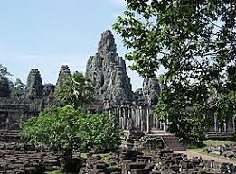 Angkor thom ist von einer 12 km langen mauer und einem 100 m breiten wassergraben umgeben. Angkor Thom Vikipediya