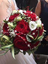 Browse flowers prices, photos and 2 reviews, with a rating of 5.0 out of 5 Klassische Brautkugel Aus Roten Rosen Heiraten Mit Braut De Aus Brautde Brautkugel Heiraten Klas Red Bridal Bouquet Red And White Roses Bridal Bouquet