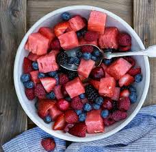 La Salade De Melon D Eau Et Fruits Des Champs Pour Vous Rafraichir Recipe In 2020 Easy Fruit Salad Recipes Food Yummy Food