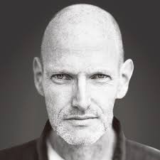 Mannen e-mailen over hun pak. Is dat nuttig werk?