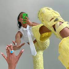 Always have the light coming from the front or sides. How To Take The Perfect Mirror Selfie Teen Vogue