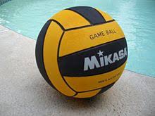 Non è come tutti gli altri, è fatto anche e soprattutto di colpi bassi, di scappatoie, di scorrettezze. Pallanuoto Wikipedia
