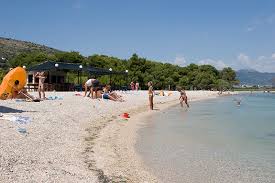 Langs de adriatische kust kun je perfect snorkelen en duiken, maar ook voor zeilers en zonaanbidders is een vakantie kroatië een aanrader. Strand Pantana In Trogir Festland Strandfuhrer Von Porta Croatia