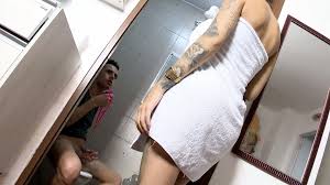 Fudendo a novinha no banheiro depois que cheirou sua calcinha rosa
