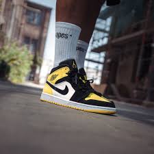 Banned by the nba in 1984, peter moore's design for michael jordan is one of nike's greatest shoes. Nike Air Jordan 1 Mid Herren Frauenschuh Schwarz Gelb Nike Air Jordan Nike Air Jordans Air Jordan