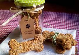 Dabei ist das rezept für hundekekse mit leberwurst eines der einfachsten rezepte überhaupt. Hundekekse Leberwurst Haferflocken Und Huttenkase Hundeleckerli Leberwurst Hundekekse