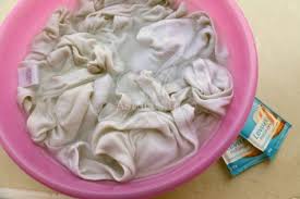 Pour Redonner Leur Blancheur Aux Vetements Qui Ont Vire Au Gris Ou Au Jaune Lavez Les Normalement Puis Faites Les Tr Nettoyage Blanchir Linge Trucs Et Astuces