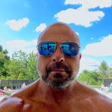 Bart Moore's Instagram, Twitter & Facebook