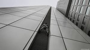 Alain robert climbs sears tower in 1999, pictures. French Spider Man Faces Fine After Scaling Frankfurt Skyscraper News Dw 01 10 2020